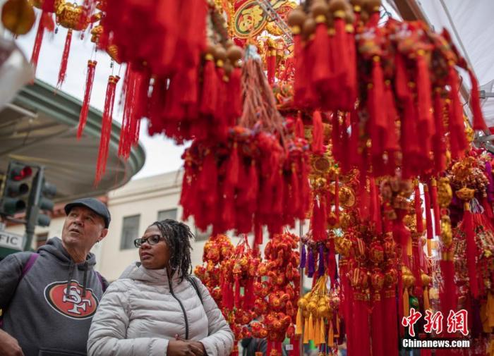 市民在旧金山“中国城”的春节花市上被各种饰品吸引。<a target='_blank' href='http://www.chinanews.com/'>中新社</a>记者 刘关关 摄