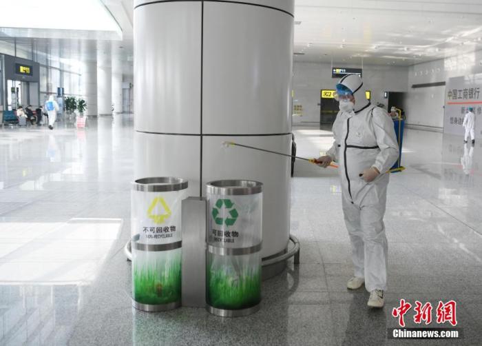 2月1日,长春龙嘉机场,工作人员正在进行消毒作业。受新型冠状病毒感染的肺炎疫情影响,机场内的工作人员和志愿者们每日对机场内区域进行专项消毒、测量旅客体温等工作,以防控疫情。 <a target='_blank' href='http://www.chinanews.com/'>中新社</a>记者 张瑶 摄 2月1日,长春龙嘉机场,工作人员正在进行消毒作业。受新型冠状病毒感染的肺炎疫情影响,机场内的工作人员和志愿者们每日对机场内区域进行专项消毒、测量旅客体温等工作,以防控疫情。 <a target='_blank' href='http://www.chinanews.com/'>中新社</a>记者 张瑶 摄