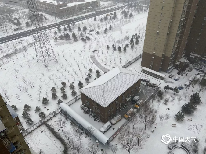 受底层偏东风回流影响,北京东部,南部及城区陆续开始飘雪