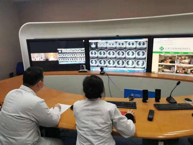 海外网评：无人机监督戴口罩，科技抗疫很“硬