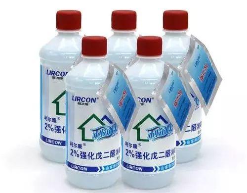 甲醛和戊二醛可杀灭各种病原体,由于它们对人体皮肤与黏膜有刺激、固化作用并可使人致敏,所以不可用于空气、食具的消毒。制药企业常采用甲醛熏蒸法来进行洁净区的环境消毒。因其对人体有致癌作用,易造成皮肤上皮细胞死亡而导致麻痹死亡,近年来,有些企业已采用过氧化氢蒸汽 (VHP) 消毒法来代替甲醛熏蒸法。