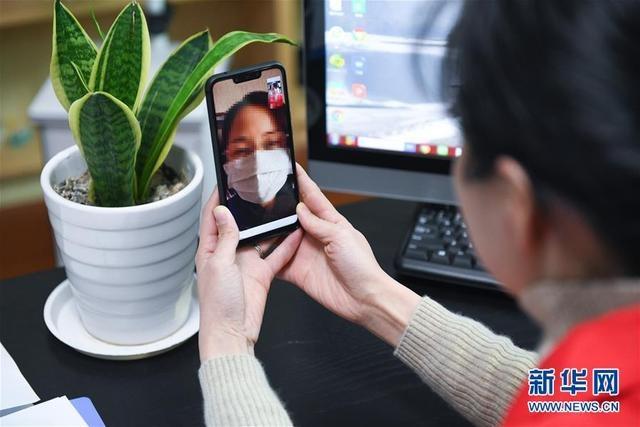 海外网评：300余条心援热线，疫情里的“中国温