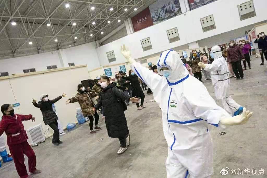 海外网评：在方舱医院的广场舞中，读懂坚强的中国人民