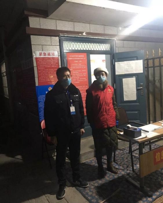 宁夏吴忠市红寺堡开发区新民街道办社区干部高丽琴(右一) 点击进入下一页