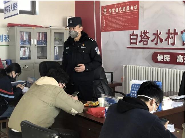 宁夏吴忠市公安局太阳山分局社区民警李通。 点击进入下一页