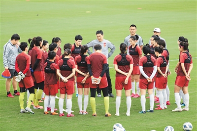 一波三折玫瑰无惧，新一代中国女足踢出“铿锵精神”