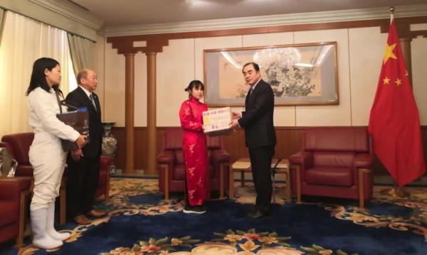 海外网评：日本疫情告急，“同裳”中国携手战