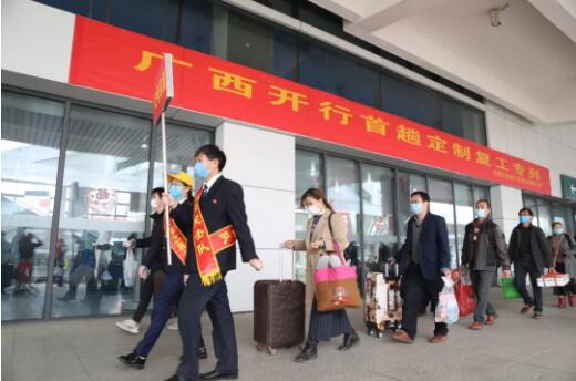 这些人有点酷，打了“动的”去上班！