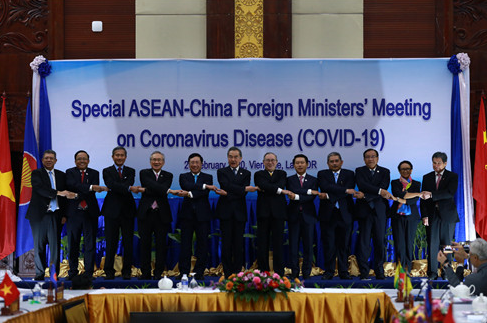 海外网评：十一国外长手拉手为中国加油，真暖