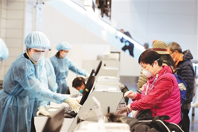 首批滞留“钻石公主”号邮轮香港居民乘包机返回