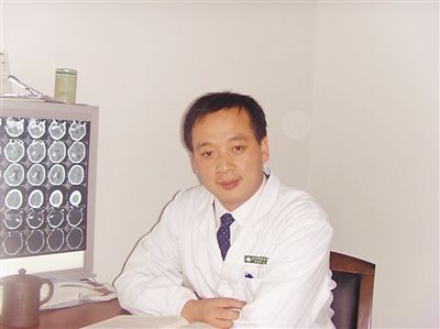 用生命谱写英雄的壮歌