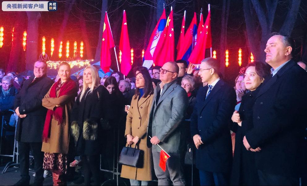 塞尔维亚民众挥舞五星红旗声援