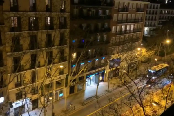 西班牙人从阳台鼓掌，向医务人员致谢致敬