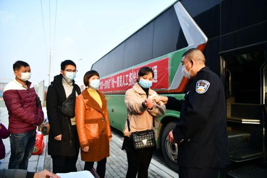 通城县务工人员乘车前测体温