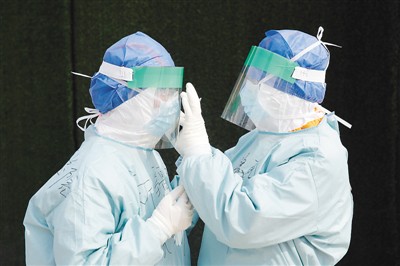 以军人的姿势冲锋