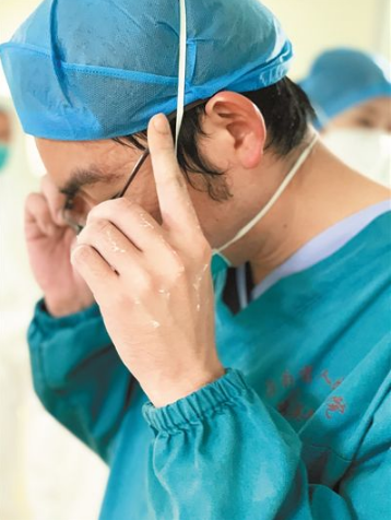 守护生命 全力救治重症患者