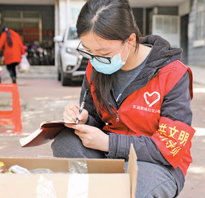 【一线抗疫群英谱·青春力量】谢小玉的12小时