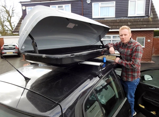 英国男子开车回家，车顶行李不翼而飞，调看监控傻眼了