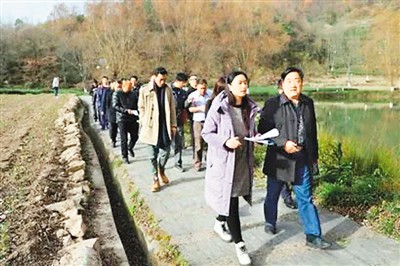 “摆脱贫困，我们迈向了新生活！”