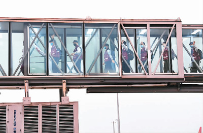 中国与世界心手相牵