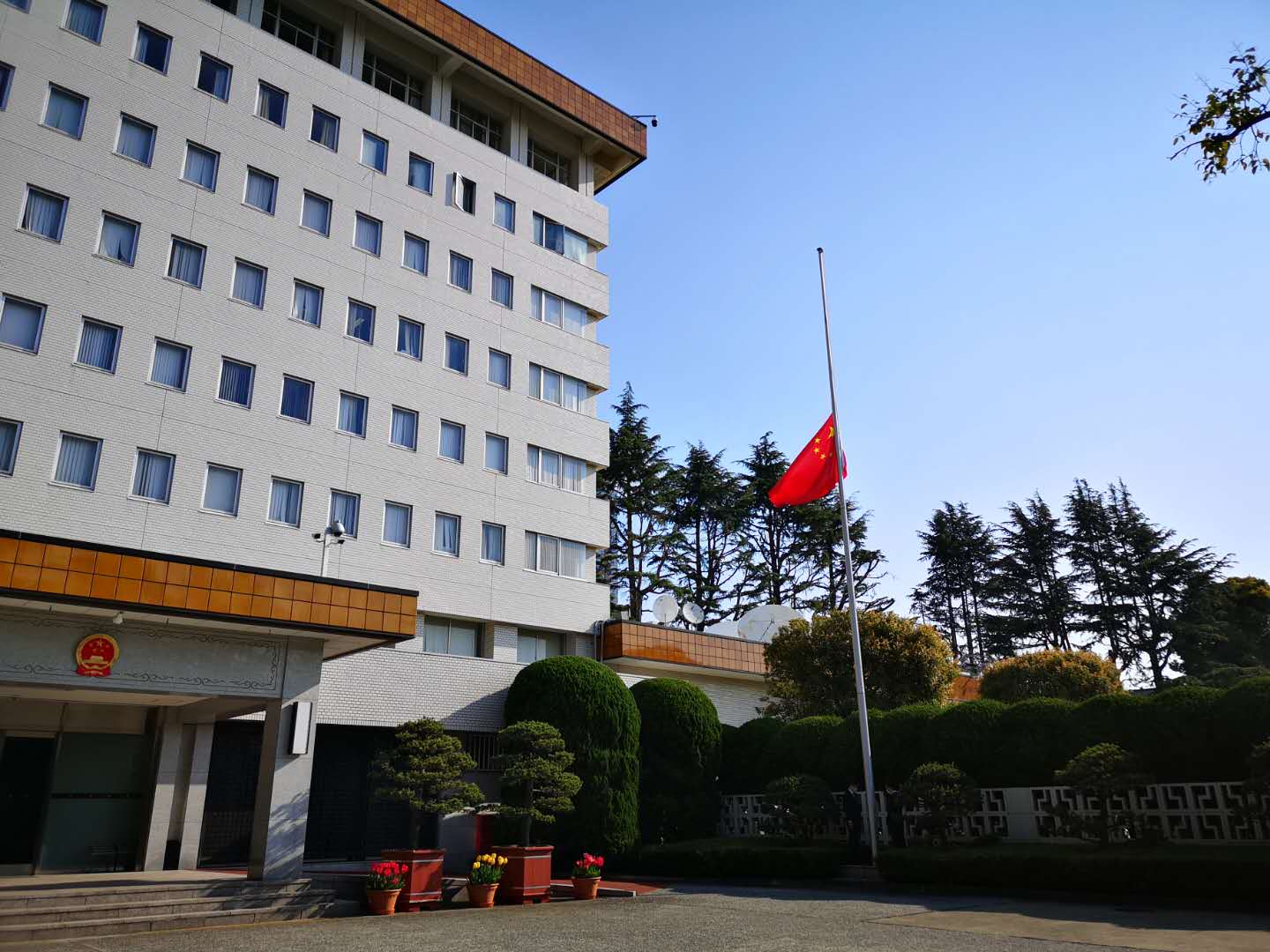 和逝世同胞 中国驻日本大使馆降半旗志哀