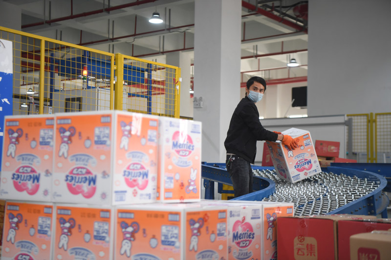 海外网评：跨境电商加速发展，中国外贸克难前