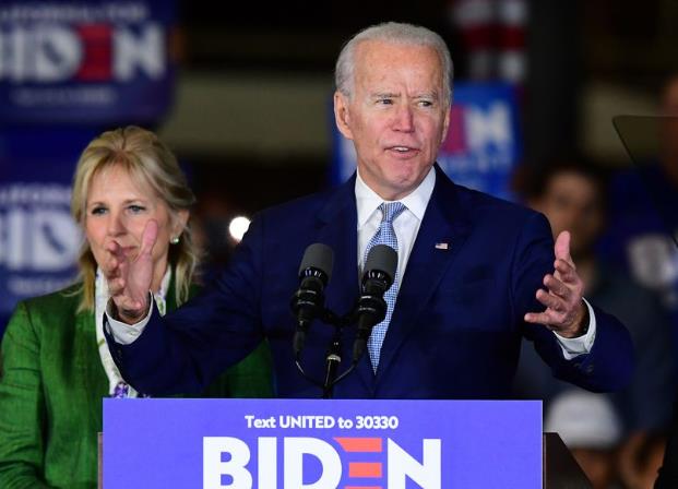 拜登批特朗普在公共场合不戴口罩：每个人都有义务负责