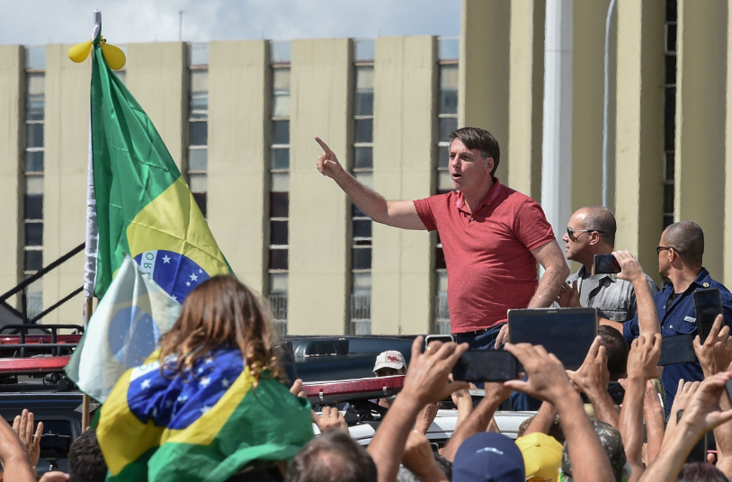 巴西总统不戴口罩参加上百人集会 反对封锁措施