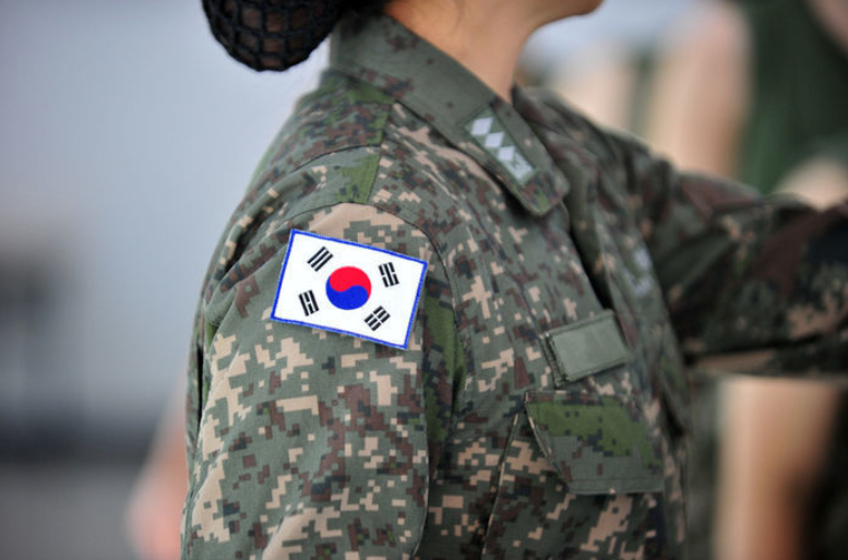 韩国男兵被女上司约谈 一言不合竟拿起锨打人