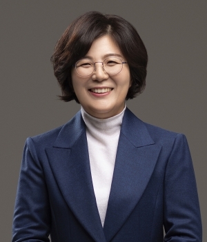 顺利当选后 韩国女市长当众跳进河里（图）