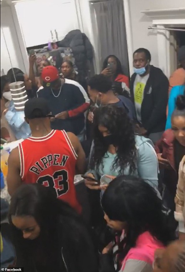 美国上百年轻人挤公寓开派对 不戴口罩脸贴脸狂