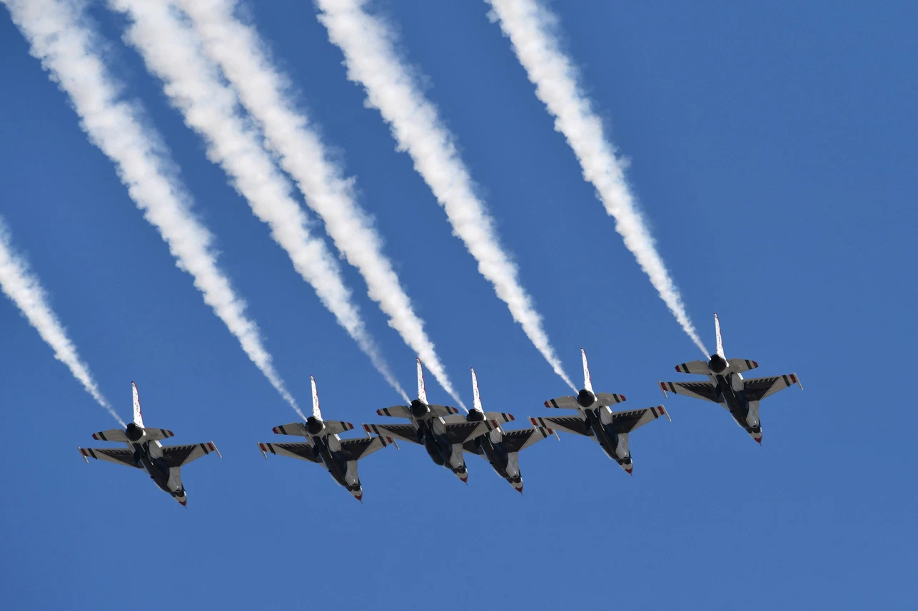 人挤人！美国举行航空秀感谢医护 民众无视警告