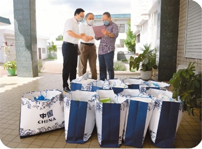 中国外交人员多方帮助海外同胞 稳人心鼓士气