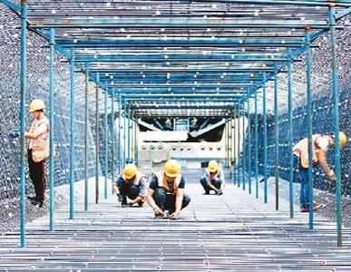 掘进在东天山特长隧道