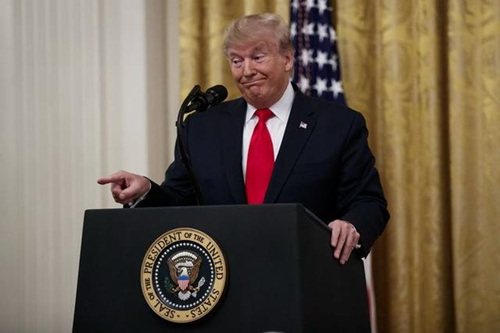 海外网评：疫情小组撤留一夜反转，折射美政府