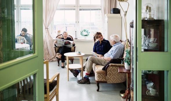 英国医院将确诊老人送回养老院，未告知工作人