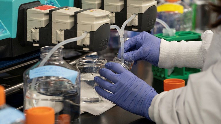 德情报机构质疑美散布“病毒源自中国”谣言行