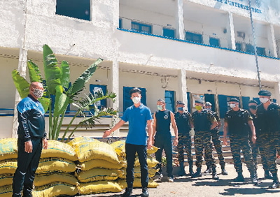 “抗击疫情，中国做得好也帮得好！”