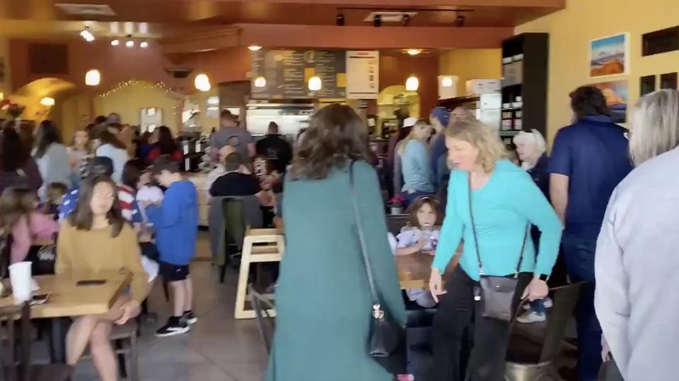 美餐厅母亲节违规重开顾客排队等位 州长办公室