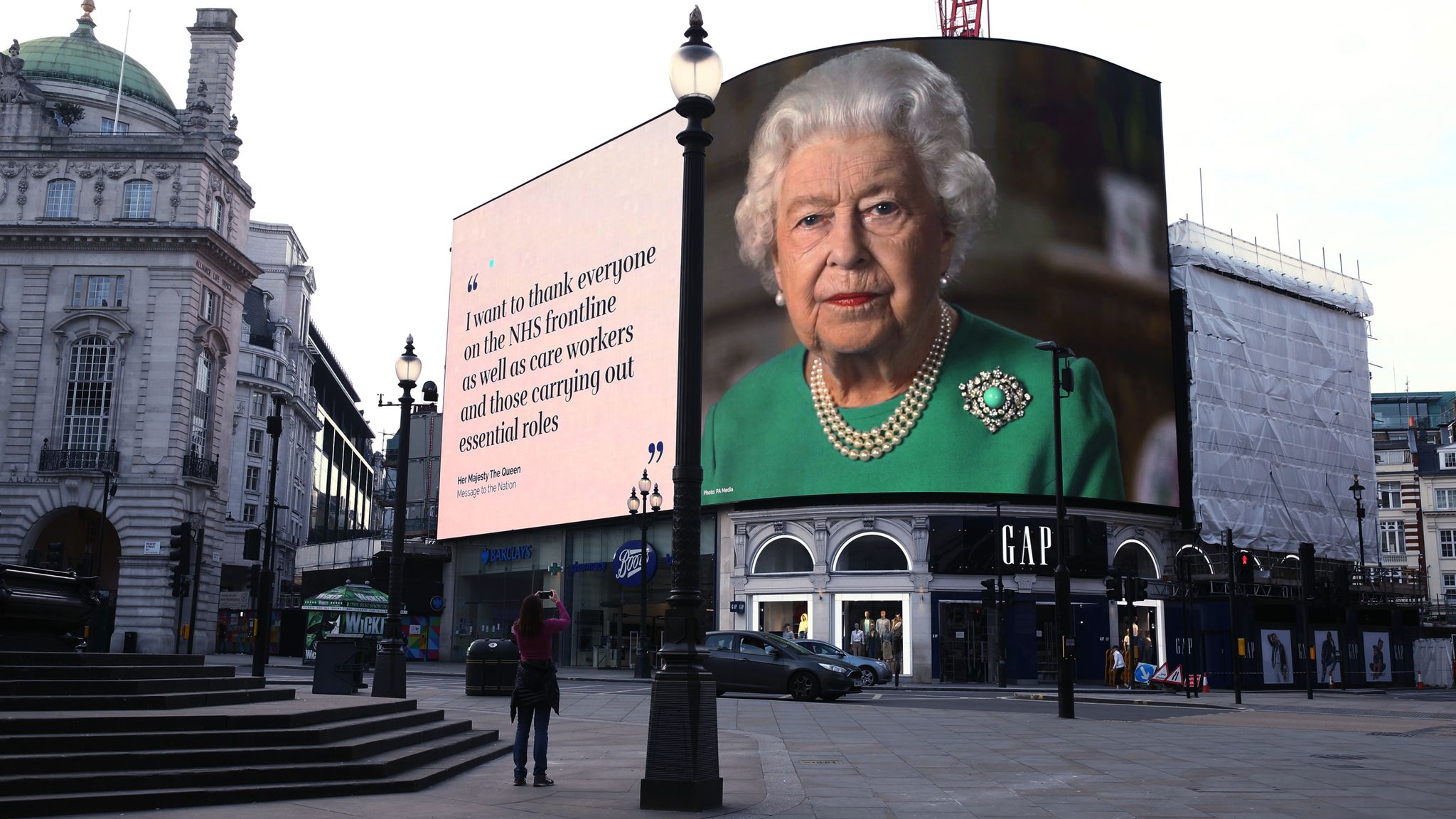 skynews-piccadilly-circus-coronavirus_4965563.jpg