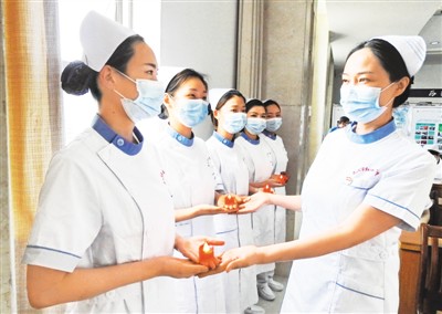 网友致敬新时代“提灯天使”