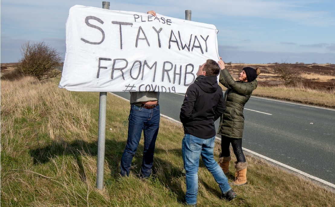 担心疫情蔓延，英国海滨小镇拉横幅劝退游客：