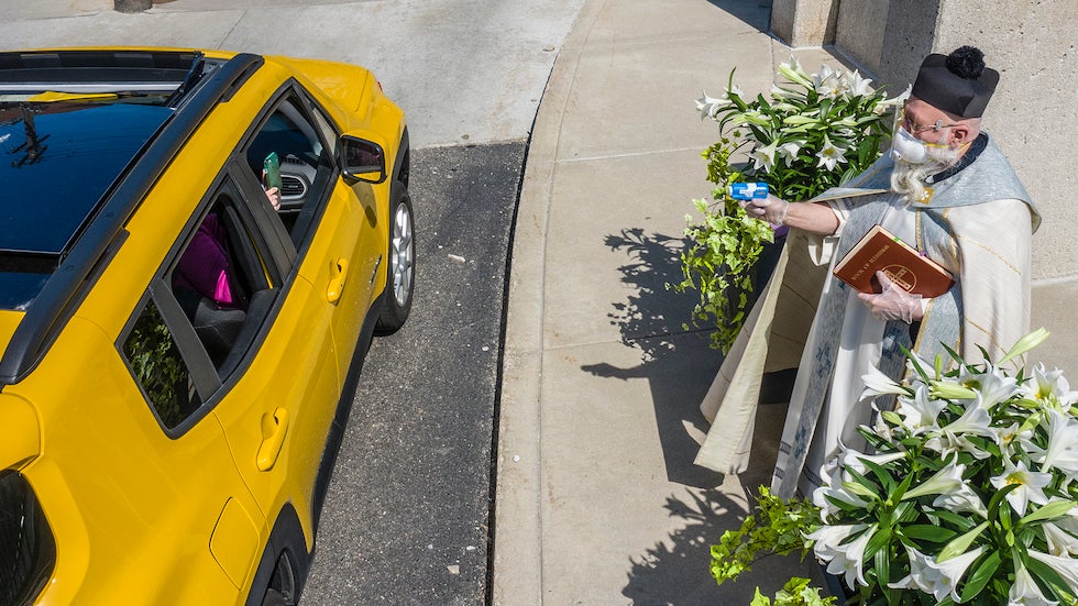 为防感染出奇招 美国一牧师拿水枪向教徒喷圣水