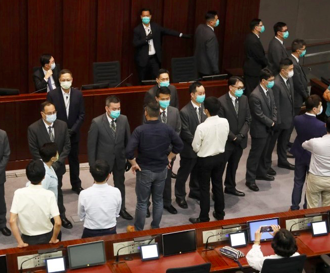 香港反对派议员再度扰乱立法会内务委员会 冲突