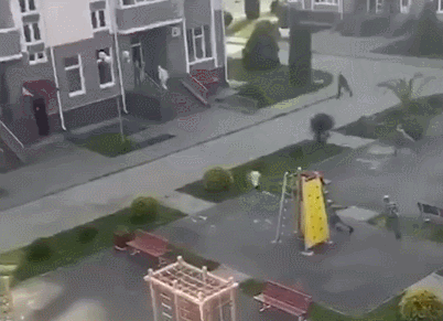 俄罗斯隔离点一男子“逃跑” 被5名卫兵围追堵截