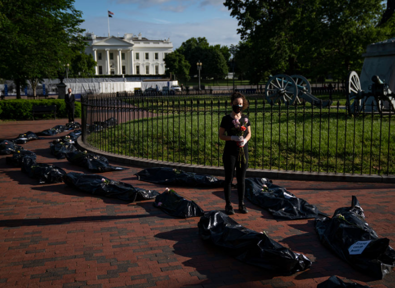 美国抗议者在白宫外放装尸袋办“葬礼” 问责政