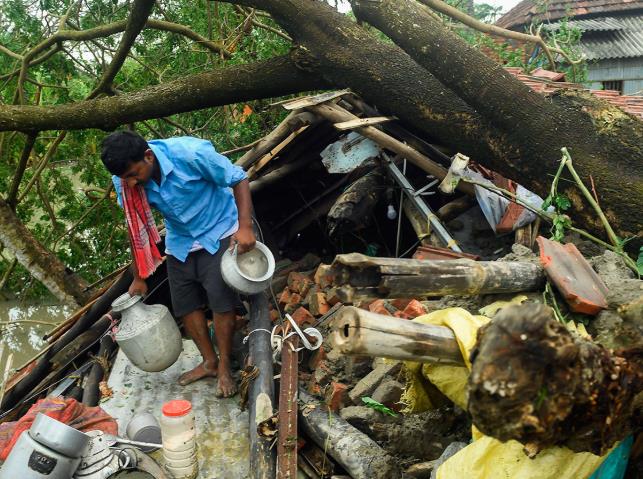 特强气旋风暴袭击印度已致12死 当地官员：比新