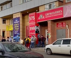 俄罗斯理发店恢复营业 门口排长队 顾客看起来像