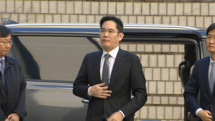 韩国民众三星太子家门口示威：吃着烤肉 唱着歌