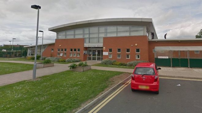 因学生一家确诊感染 英国一小学被迫推迟开学